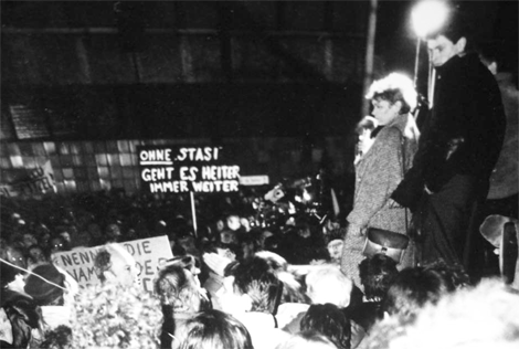 Bürgerprotest auf dem Hof der DDR-Staatssicherheit am 15. Januar 1989 in Ost-Berlin