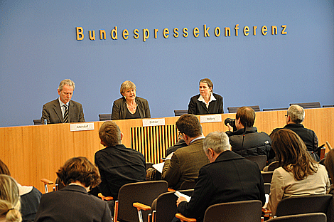Marianne Birthler am 10.3.2011 vor der Bundespressekonferenz