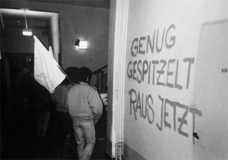 Parole eim Sturm auf die Stasi am 15. Januar 1990 in Ost-Berlin